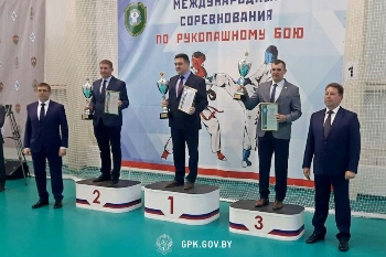 Вручение командных кубков главам спортивных делегаций пограничных ведомств Республики Казахстан, Российской Федерации и Республики Беларусь