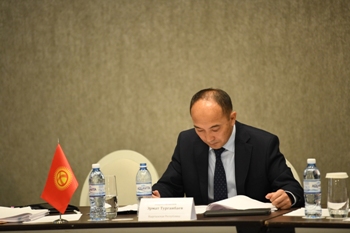 Изучение материалов представителем Пограничной службы ГКНБ Кыргызской Республики.
