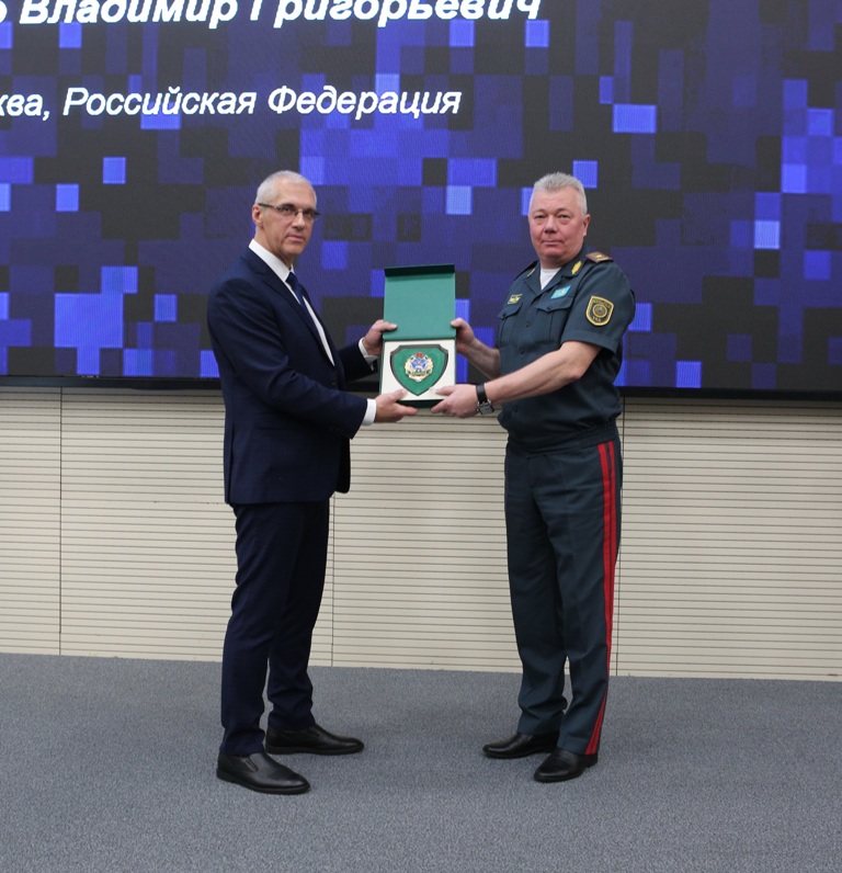 Вручение памятной  эмблемы Совета командующих Пограничными войсками