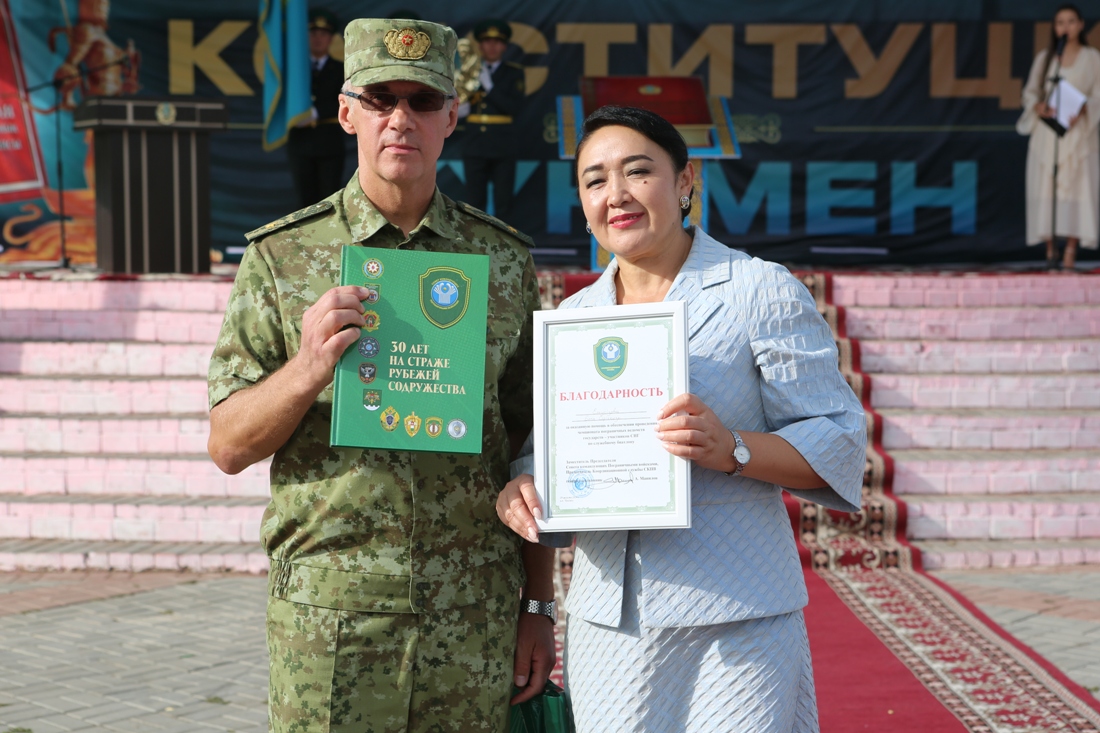 Вручение благодарности и книги СКПВ акиму Уйгурского района Елеусизовой Б.С.