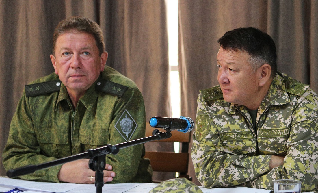Начало проведения СКШТ. Заместитель Председателя Координационной службы СКПВ генерал-лейтенант А.Н. Буеров и заместитель директора Пограничной службы ГКНБ Кыргызской Республики генерал-майор Д.И. Сатимов