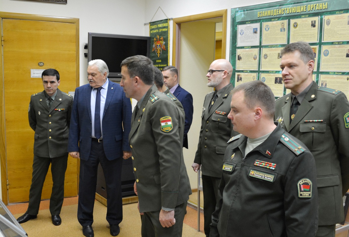 Экскурсию по музею Координационной службы СКПВ проводит генерал-майор Савенко В.Н.