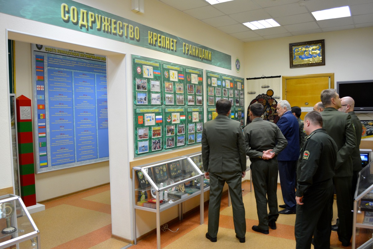 Экскурсию по музею Координационной службы СКПВ проводит генерал-майор Савенко В.Н.