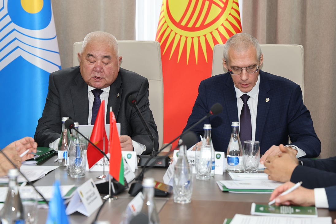 Открытие международной научно-практической конференции (слева-направо представитель Пограничной службой ГКНБ Кыргызской Республики генерал-майор Тиленов З.К., заместитель Председателя Координационной службой СКПВ генерал-майор Моисеенко В.Г.)