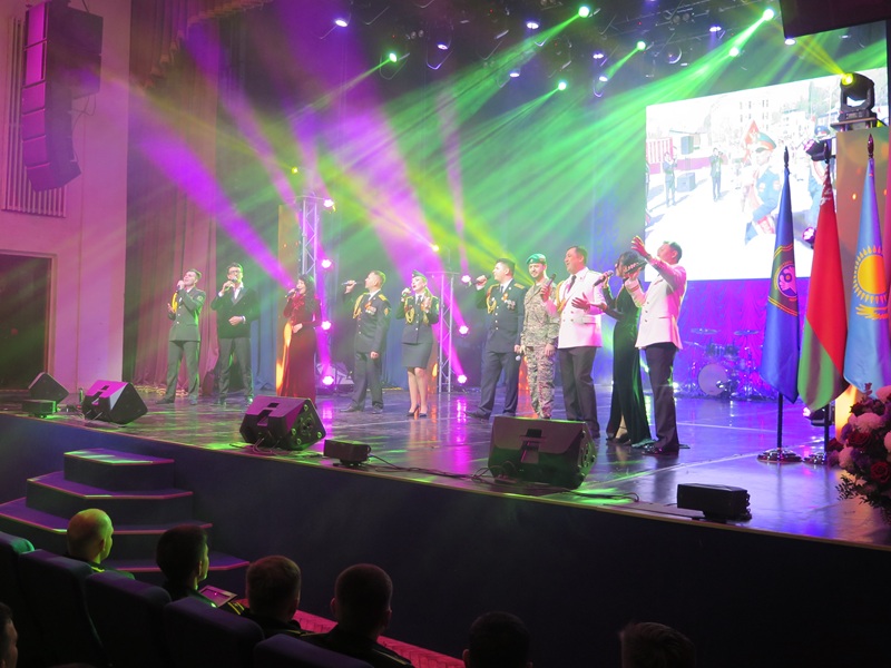 Сводный коллектив артистов из пограничных ведомств Беларуси, Казахстана, России и Узбекистана исполняет песню &laquo;Замкнутый круг&raquo;
