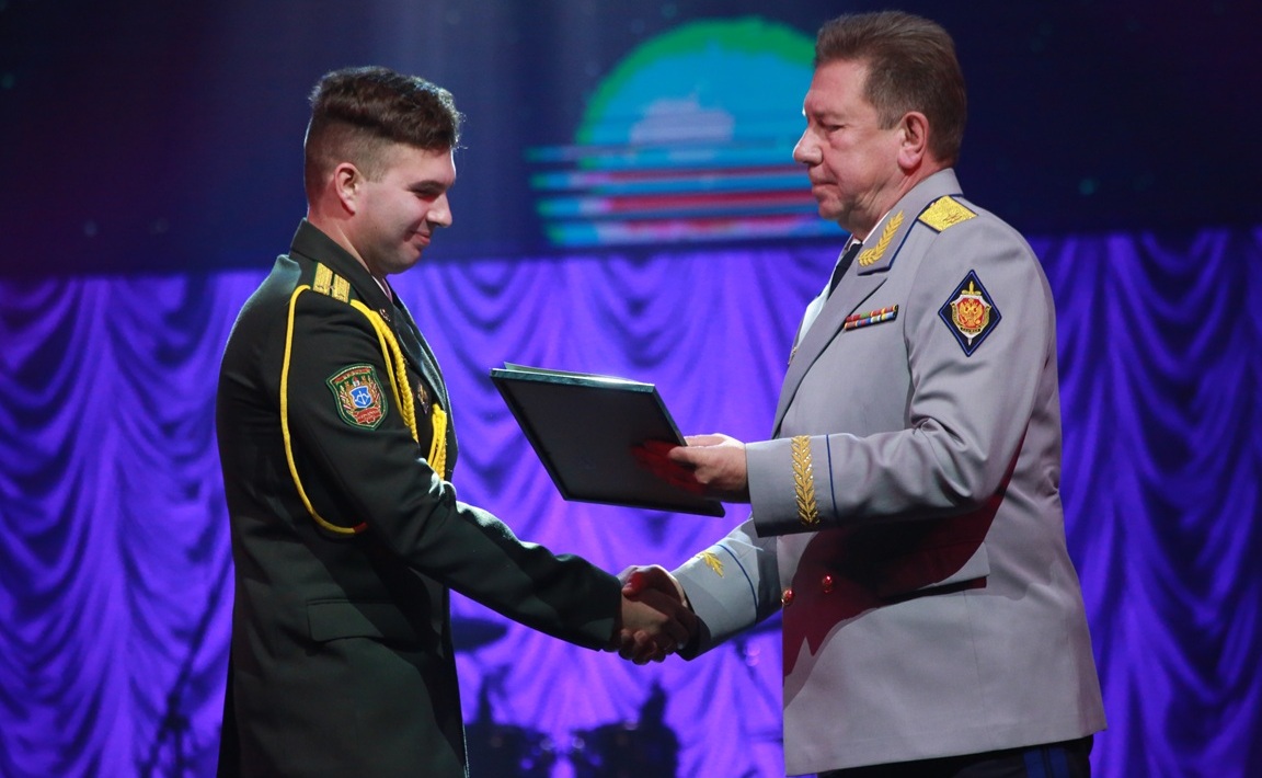 Первый заместитель Председателя Координационной службы СКПВ генерал-лейтенант Алексей Буеров вручает специальные призы представителю Государственного пограничного комитета Республики Беларусь Вячеславу Арашкевичу