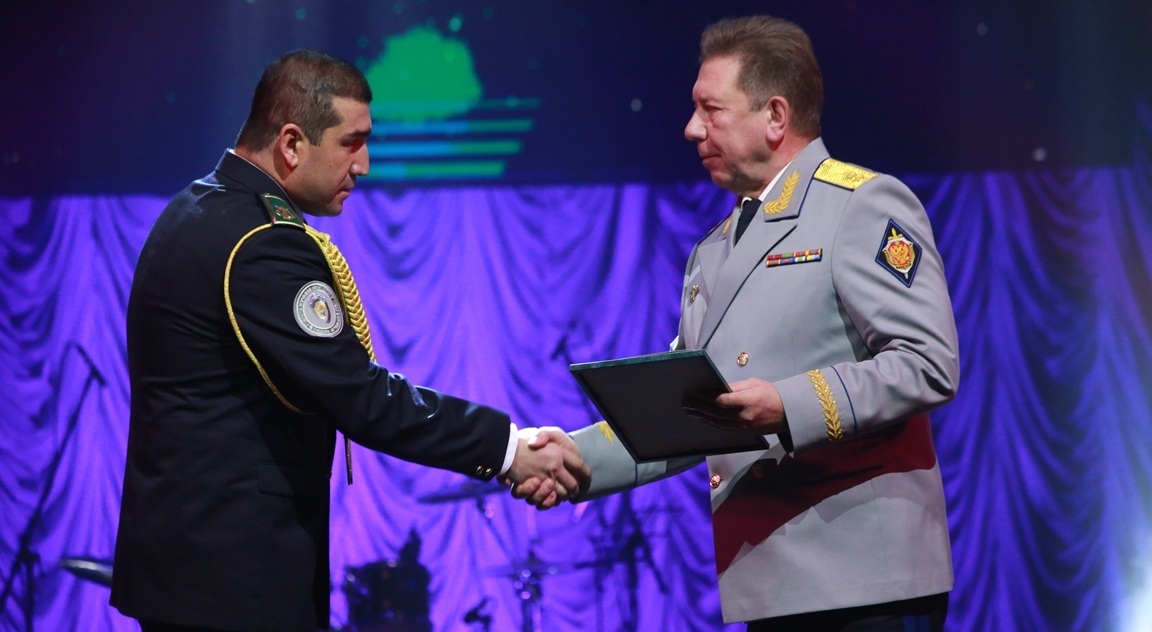 Первый заместитель Председателя КС СКПВ генерал-лейтенант Алексей Буеров награждает представителя Пограничных войск СГБ Республики Узбекистан Орифа Юсупова