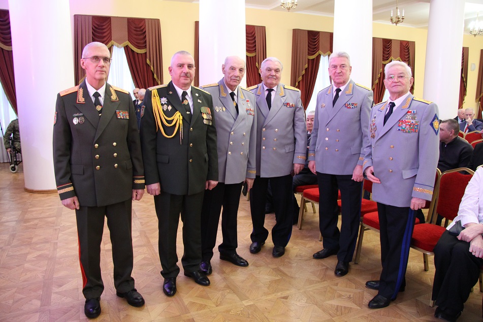 Слева направо: генерал-майор Владимир Моисеенко, полковник Андрей Филатов, генерал-полковник Александр Манилов, генерал-майор Владимир Савенко, генерал-лейтенант Владимир Лакизо, генерал-лейтенант Анатолий Чечулин