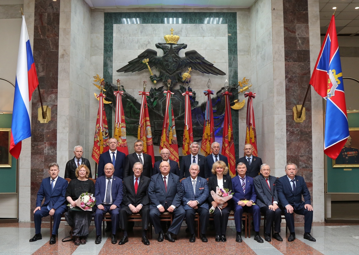 Общее фото с творческим коллективом книги