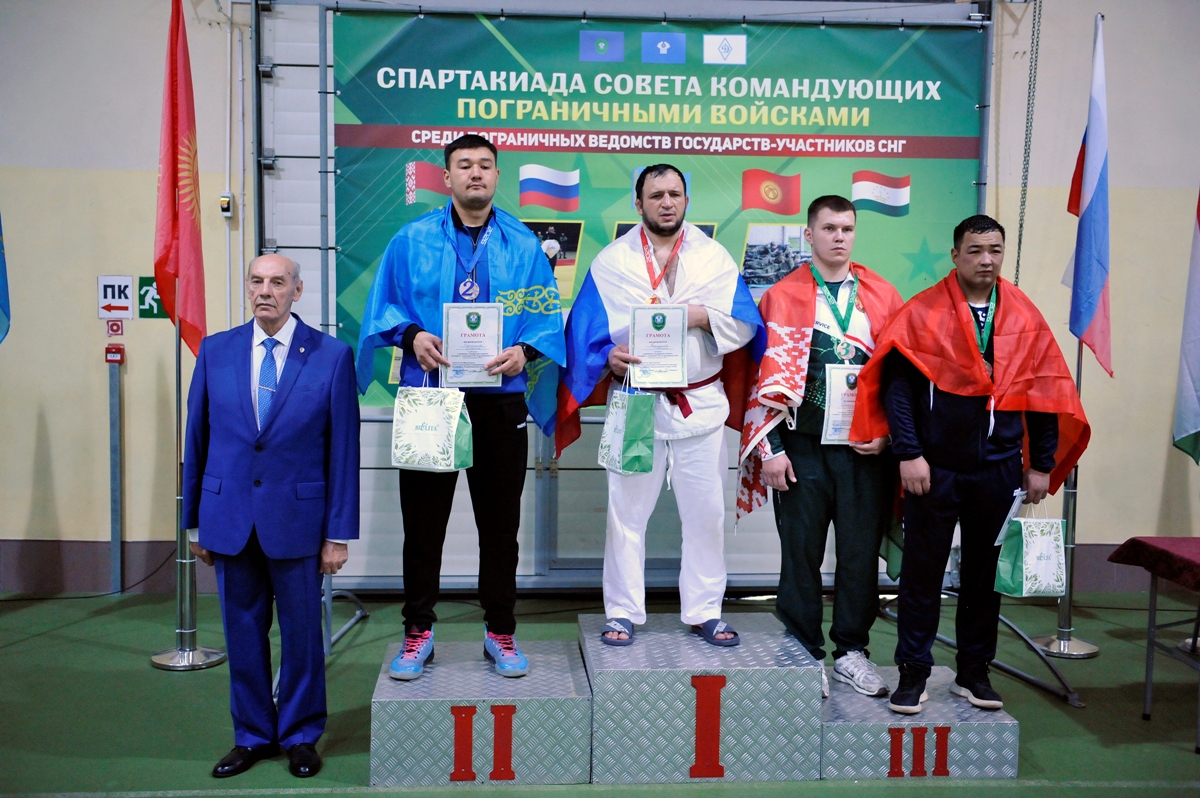 Председатель Координационной службы СКПВ генерал-полковник Александр Манилов вручил награды призерам соревнования по рукопашному бою