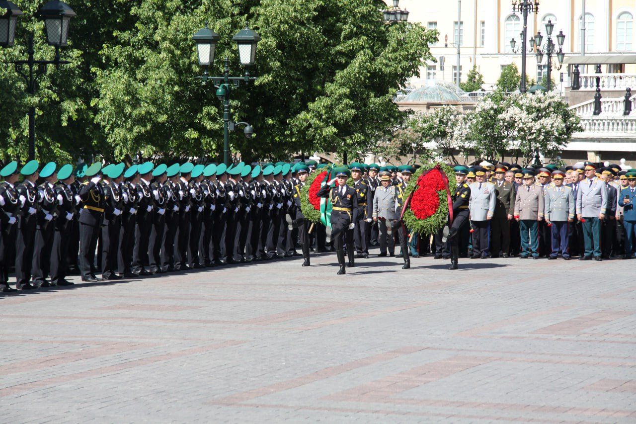Возложение цветов к Могиле Неизвестного Солдата в Александровском саду